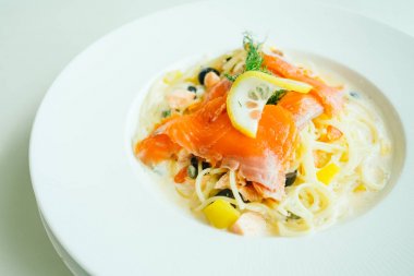 Füme somon et salata 