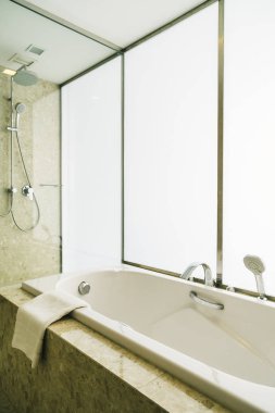 Beyaz küvet banyo dekorasyon iç 