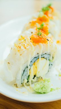 Suşi rulo beyaz tabak içinde