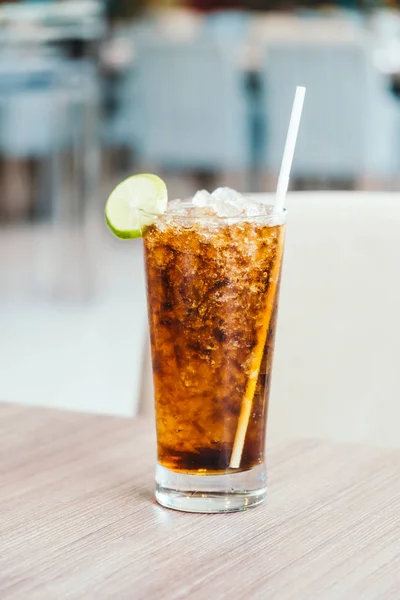 Iced frisdrank drinken van glas — Stockfoto