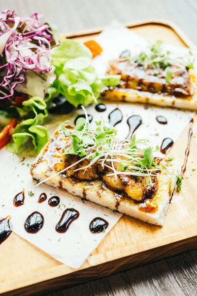 Kaz ciğeri üstünde tepe-in ekmek sos ile