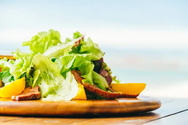 Жареная утиная грудь с овощным салатом — стоковое фото