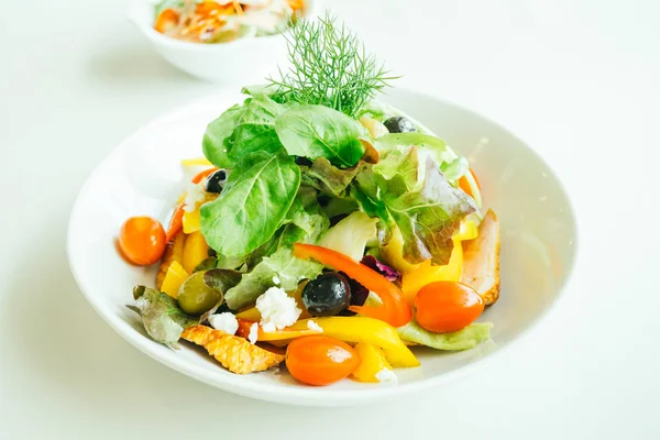 Копченая утиная грудь с овощным салатом — стоковое фото