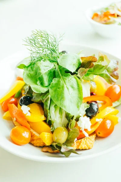 Ördek göğsü sebze salatası ile füme