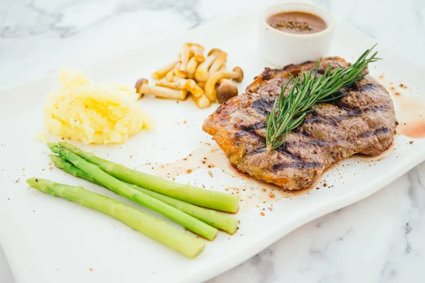 Gegrilde biefstuk van het vlees met saus — Stockfoto