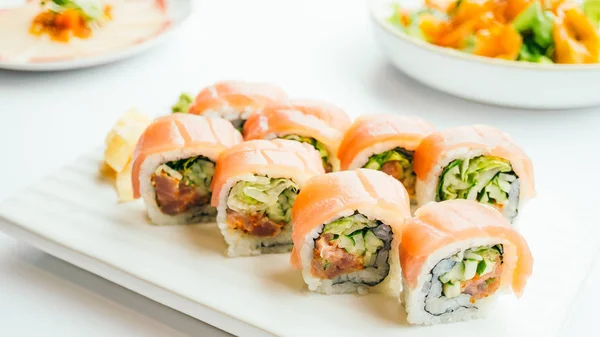 Rollo crudo de sushi fresco con wasabi en plato blanco —  Fotos de Stock