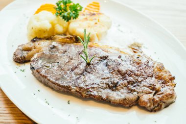 Sığır eti biftek soslu ızgara 