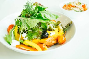 Ördek göğsü sebze salatası ile füme