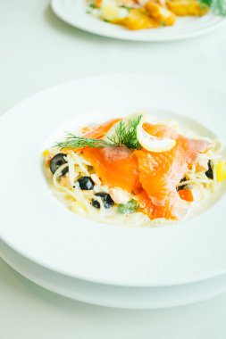 Füme somon et salata 