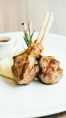 Kuzu eti soslu ızgara raf