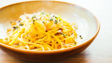 Spagetti ve makarna karides ve sos ile