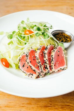 Izgara ham ton balıklı salata sebze ile 