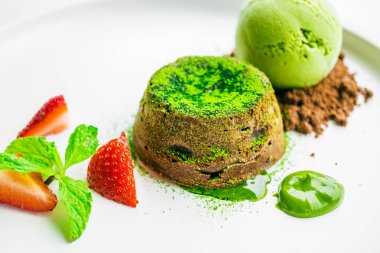 Yeşil çay çikolata lav dondurma ve çilek ile