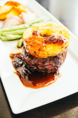 Sığır eti biftek soslu ızgara 