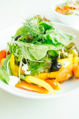 Ördek göğsü sebze salatası ile füme