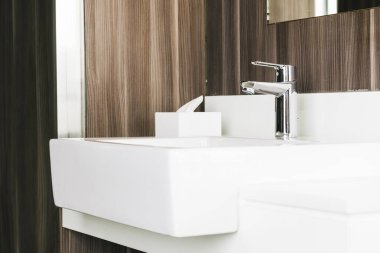 Beyaz modern lavabo ve banyo musluk