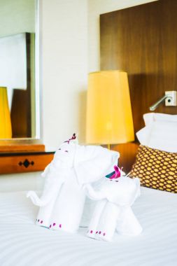 Beyaz fil yatakta otel yatak odası iç dekorasyon havlu