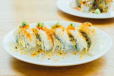 Suşi rulo beyaz tabak içinde