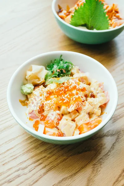 Ham ve taze karışık sashimi somon ile 