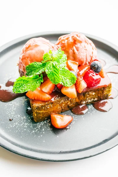 Dolce dessert con toast al miele con fragola e marmellata — Foto Stock