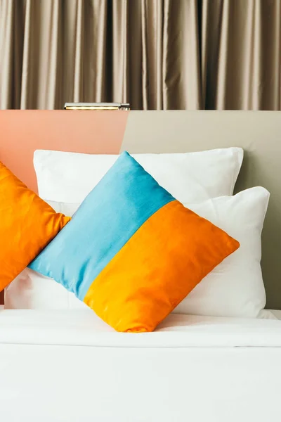 寝室のベッドの装飾インテリアの枕 — ストック写真