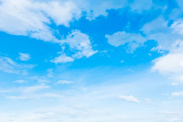 Біла хмара на блакитному небі — стокове фото