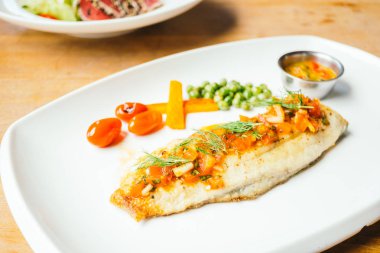 Soslu ızgara levrek Balık eti