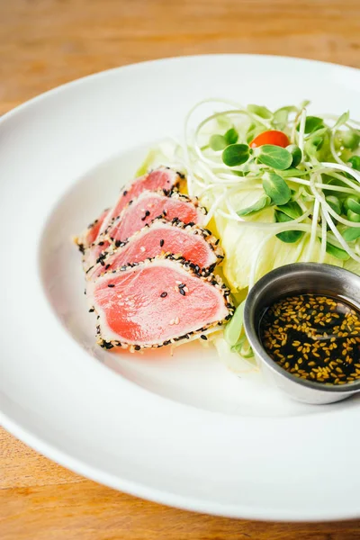 Sałatka surowy tuńczyk z grilla z warzywami — Zdjęcie stockowe