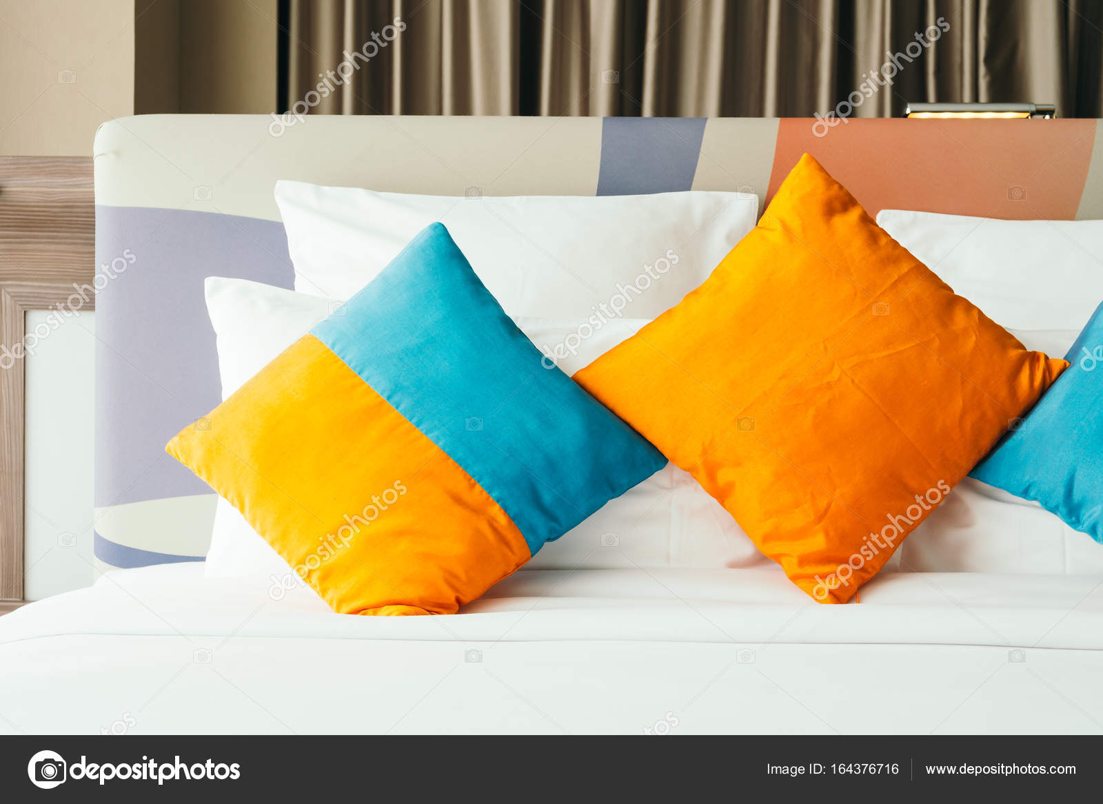 Almohadas en sofá decoración en el interior del dormitorio — Foto de