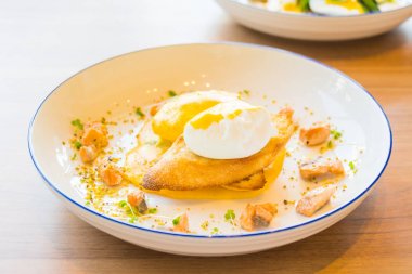 Füme somon et salata 