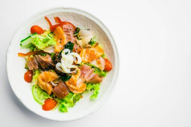 Ham ve taze karışık sashimi somon ile 