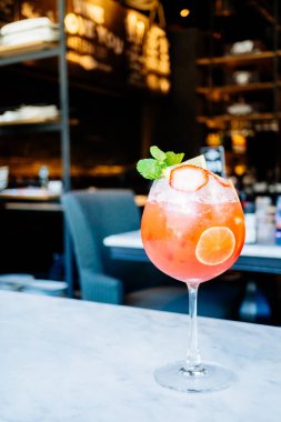 Buzlu kokteyller cam içme 