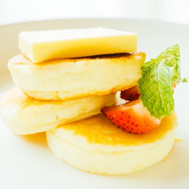 Şekerli tatlı krep tereyağı ve çilek ile 