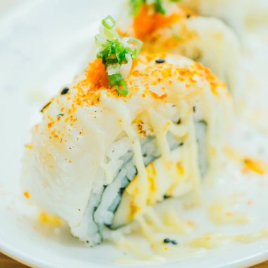 Suşi rulo beyaz tabak içinde