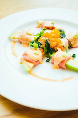 Izgara ham ton balıklı salata sebze ile 