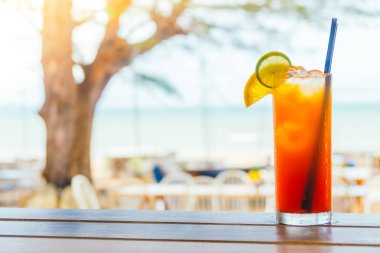 Buzlu kokteyller cam içme 