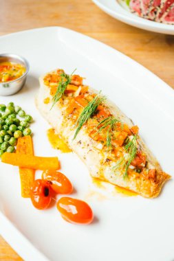 Soslu ızgara levrek Balık eti