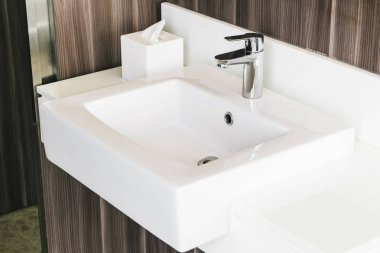 Beyaz modern lavabo ve banyo musluk