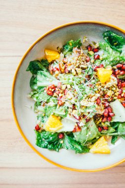 Sebze ve nar ile ızgara tavuk