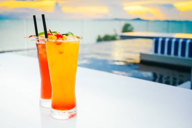 Buzlu kokteyller cam içme 