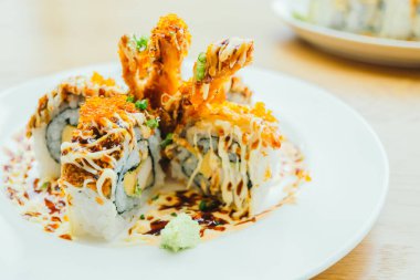 Suşi rulo beyaz tabak içinde 