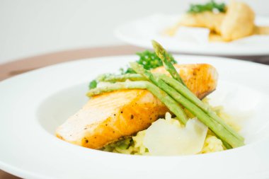 Füme somon et salata 