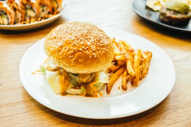 Hamburger ve patates kızartması