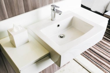 Beyaz modern lavabo ve banyo musluk