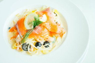 Füme somon et salata 