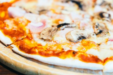 jambon ve mantar pizza