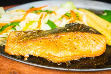 Füme somon et salata 