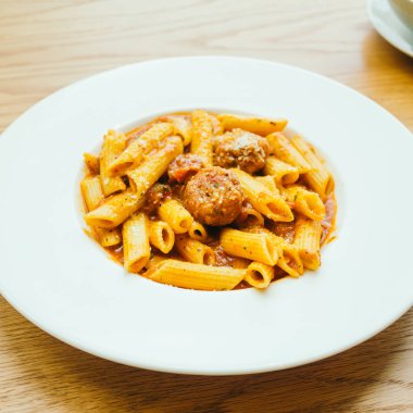 Köfte makarna sosu ile