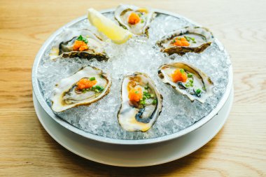 Ham ve taze istiridye havyar üstte ve limon ile 