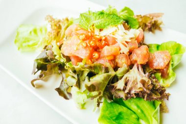 Izgara ham ton balıklı salata sebze ile 